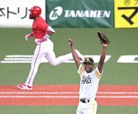 　４回、右投げでファビアンを打ち取りバンザイするモイネロ（撮影・飯室逸平）