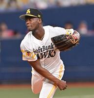 　４回、ファビアンに対して右投げするモイネロ（撮影・西田忠信）