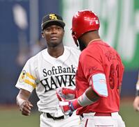 　４回、右投げでファビアン（右）を三飛に仕留めたモイネロ（撮影・西田忠信）