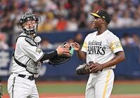 　４回、右投げのグラブを受け取るモイネロ（右）＝撮影・西田忠信