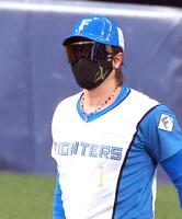 　４回、三塁コーチャーの新庄監督はサングラスでスクイズのサインを出す（撮影・山口登）