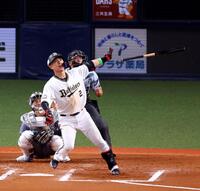 　７回、左越えにソロを放つ若月（撮影・山口登）