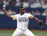 　４回、ファビアンに対して、右で投げるモイネロ（撮影・北村雅宏）