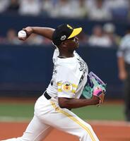 　３回から登板するモイネロ（撮影・北村雅宏）