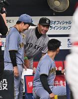 　７回を終え、阪神の選手たちに声をかける阿部監督（中央）＝撮影・西田忠信