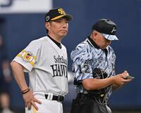 　７回を終え、選手交代を告げる小久保監督（撮影・西田忠信）