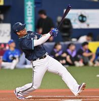 　ホームランダービーで豪快なスイングを見せる頓宮（撮影・西田忠信）