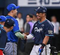 　ホームランダービーで佐藤輝（左）に敗れ悔しそうな頓宮（撮影・西田忠信）