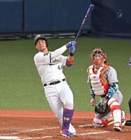 　３回、３ランを放つ頓宮（撮影・飯室逸平）