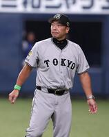 　６回の攻撃を終え、選手交代を告げた阿部監督（撮影・北村雅宏）