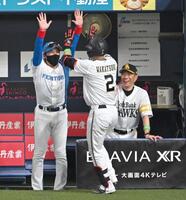 　７回、若月を迎える新庄監督（撮影・飯室逸平）