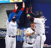 　７回、新庄監督はソロを放った若月を迎える（撮影・山口登）