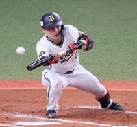 　４回、スクイズを失敗する若月（撮影・立川洋一郎）