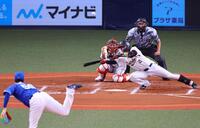 　４回、スクイズを失敗する若月（撮影・山口登）