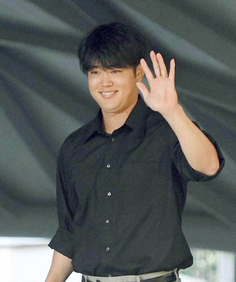 　観客の声援に応えながらステージに上がる太田（撮影・西田忠信）