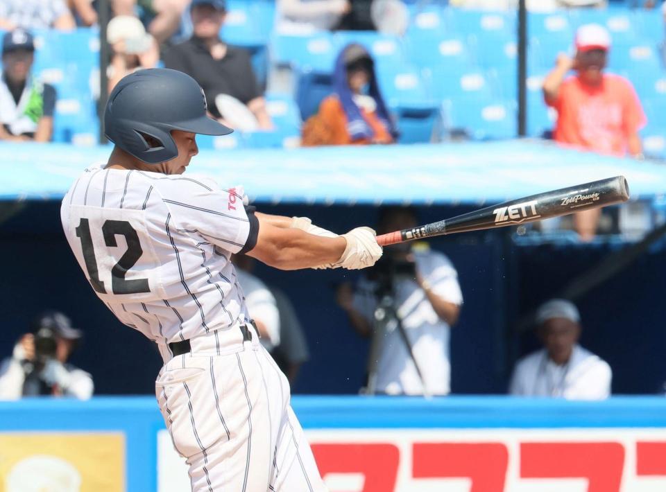 　２回、先制２ランを放つ岩倉・河村柊希（撮影・石井剣太郎）