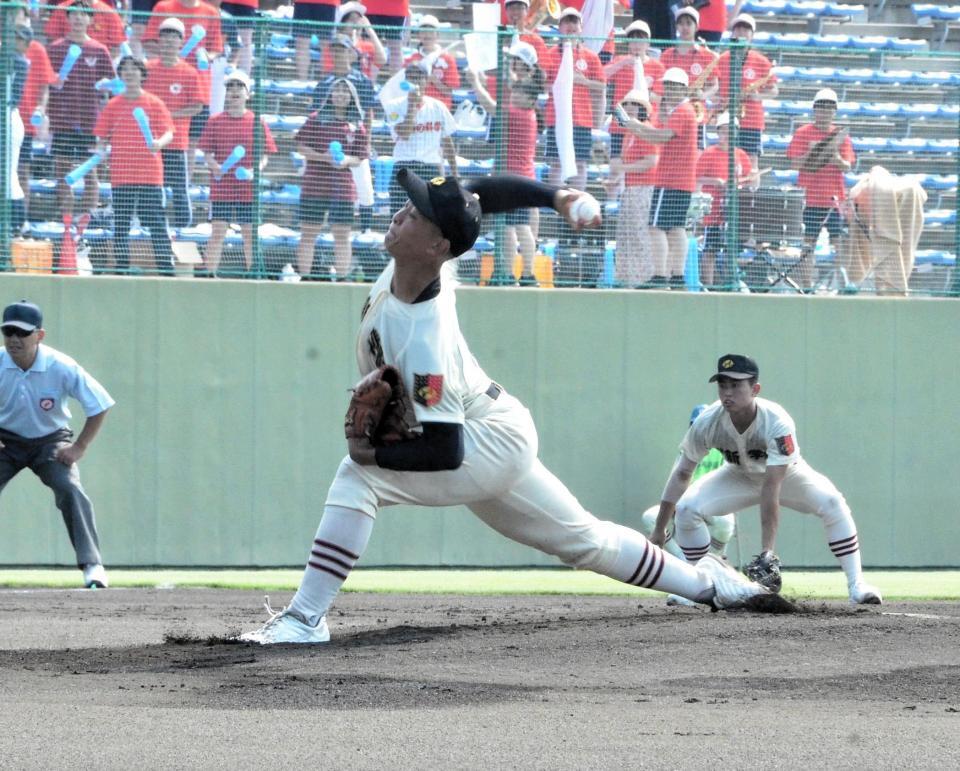 　力投する作新学院・斎藤
