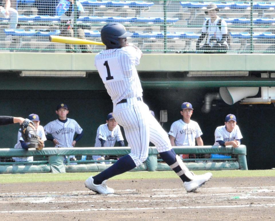 　１回、中堅へ二塁打を放つ幸福の科学学園・エミール