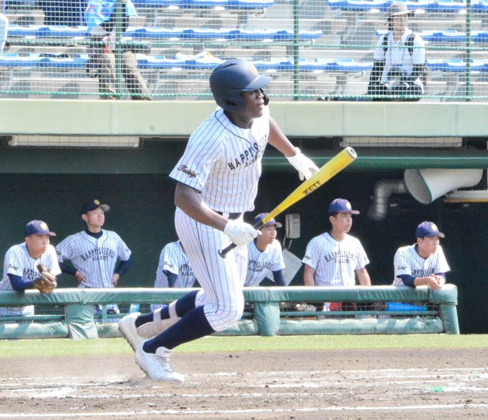 　１回、中堅へ二塁打を放つ幸福の科学学園・エミール