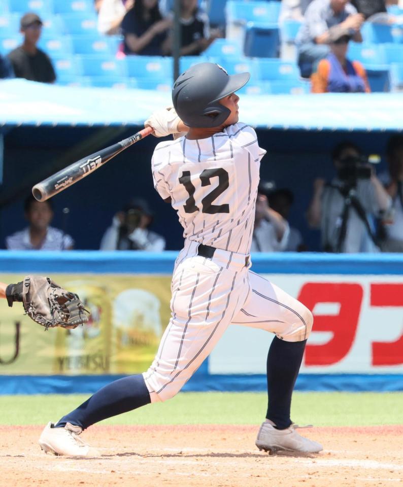 　８回、本塁打を放つ岩倉・河村柊希（撮影・石井剣太郎）