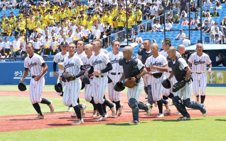 　試合に勝利し駆け出す岩倉ナイン（撮影・石井剣太郎）