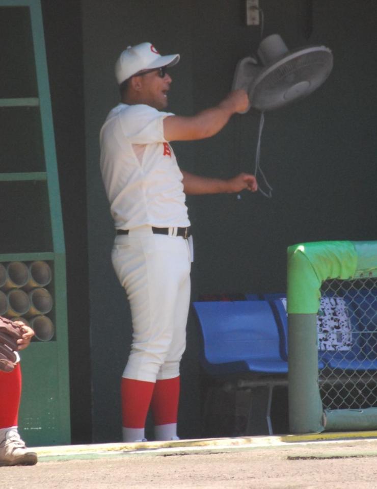 　ベンチで指揮を執る智弁和歌山・中谷監督