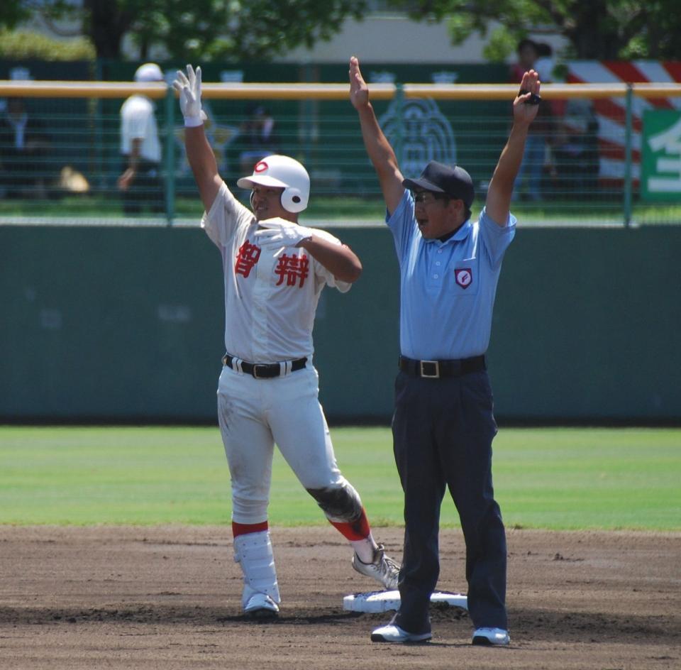 　先制の左前２点適時打を放ち、ベンチに手を上げる智弁和歌山・荒井