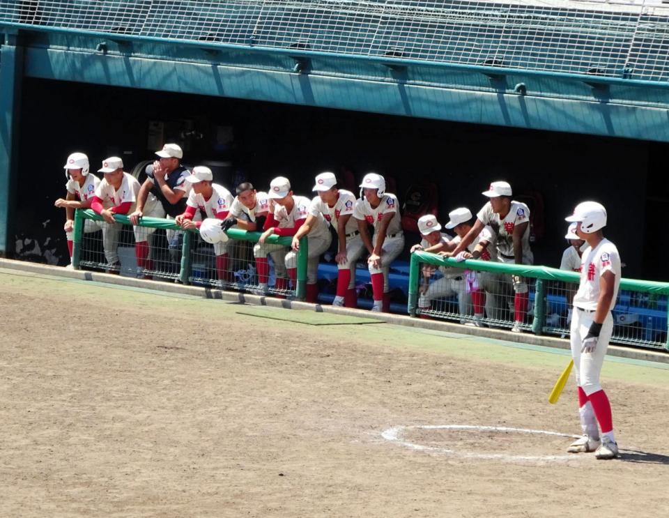 　攻撃陣を鼓舞する智弁学園ベンチ