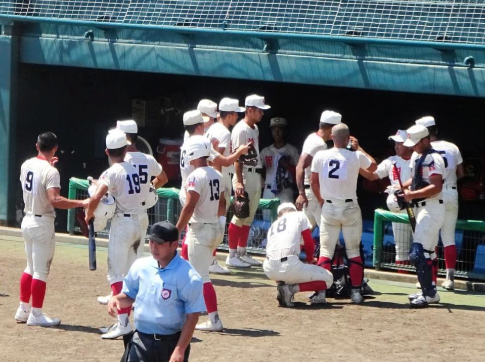 　円陣でゲキを飛ばす智弁学園・小坂将商監督（右から３人目）