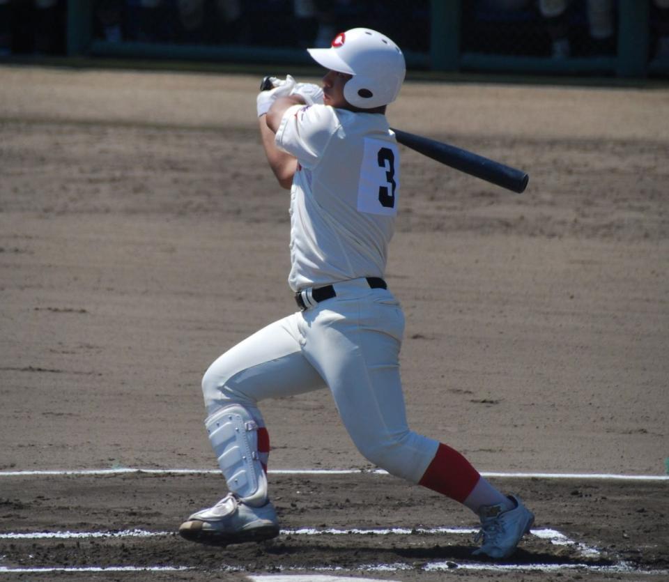 　６回、中犠飛を放つ智弁和歌山・荒井