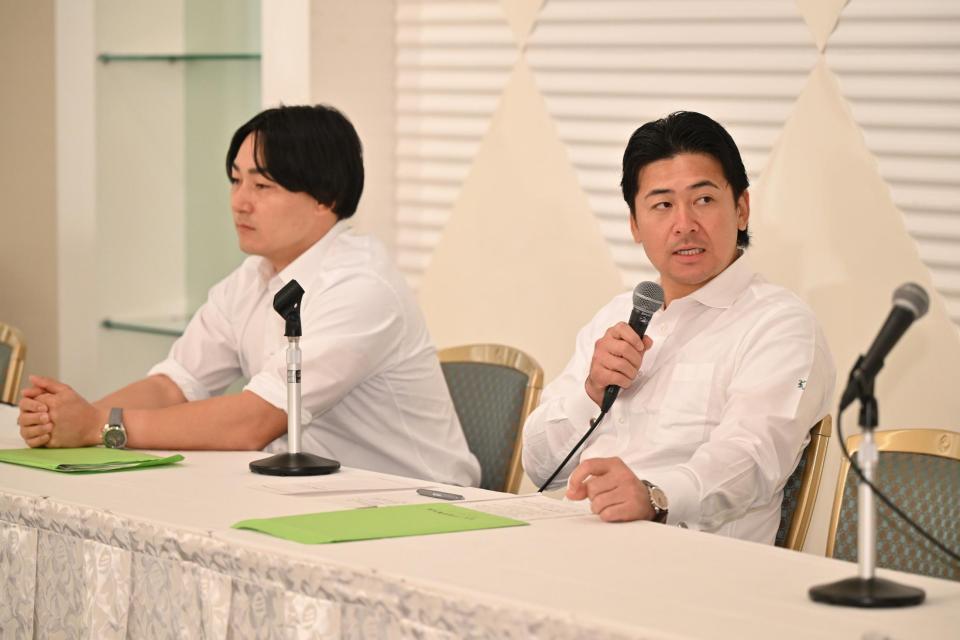 　日本プロ野球選手会の臨時大会後に記者会見する丸理事長（左）と会沢会長