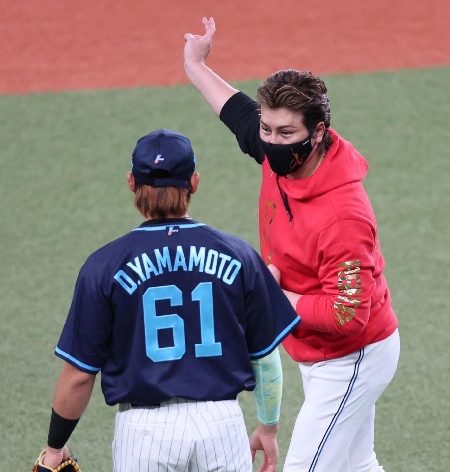 　山本（左）にアドバイスをする新庄監督（撮影・立川洋一郎）