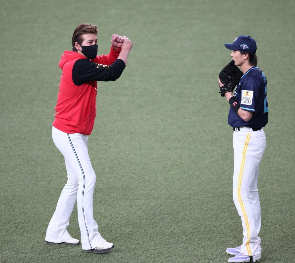 　周東（右）にアドバイスをする新庄監督（撮影・立川洋一郎）