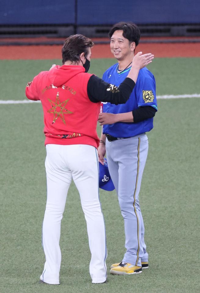 　新庄監督（左）と談笑する藤川監督（撮影・立川洋一郎）