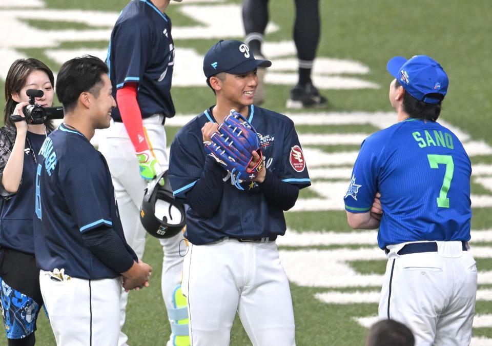 　佐野（７）と談笑する（左から）渡部聖、宗山（撮影・飯室逸平）