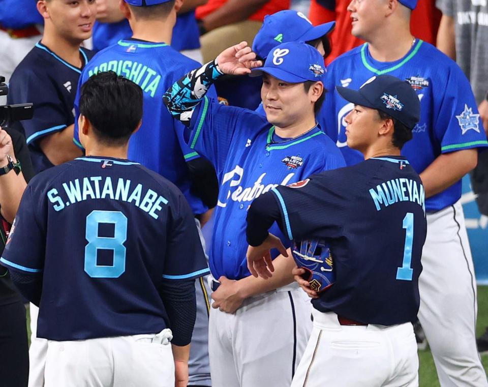 　佐野（中央）は渡部聖と宗山と談笑する（撮影・山口登）