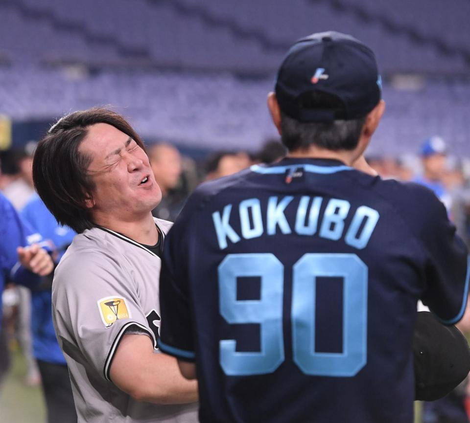 　小久保監督（右）と談笑する甲斐（撮影・西田忠信）