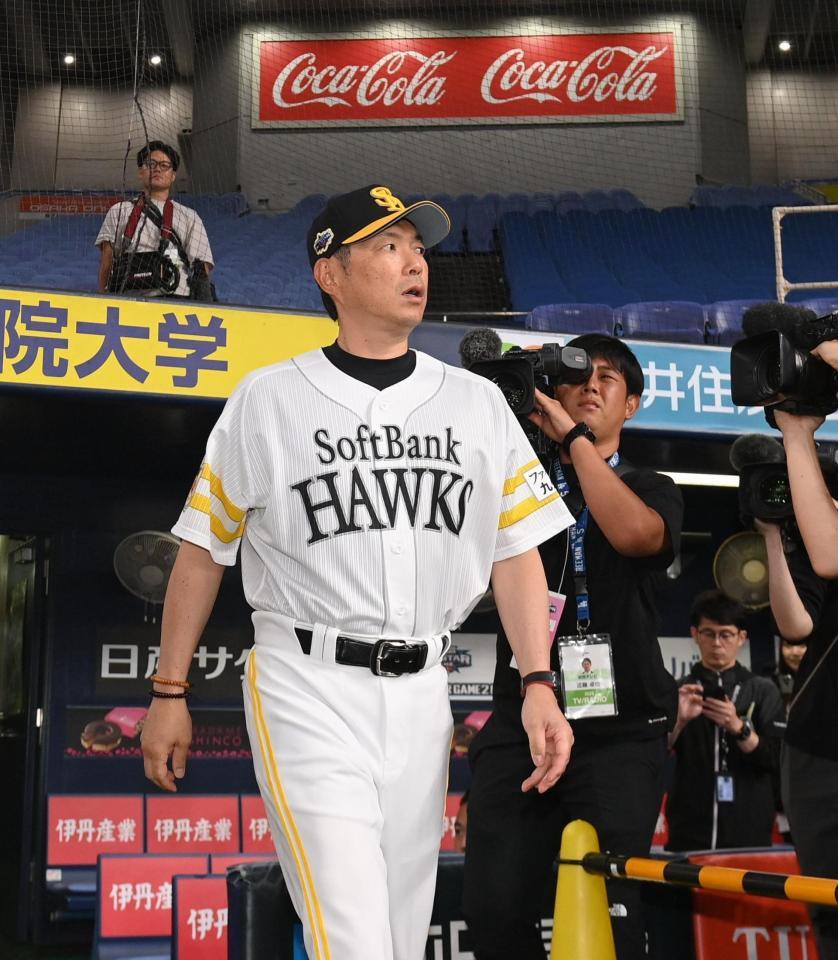 　グラウンドに姿を見せる小久保監督（撮影・西田忠信）