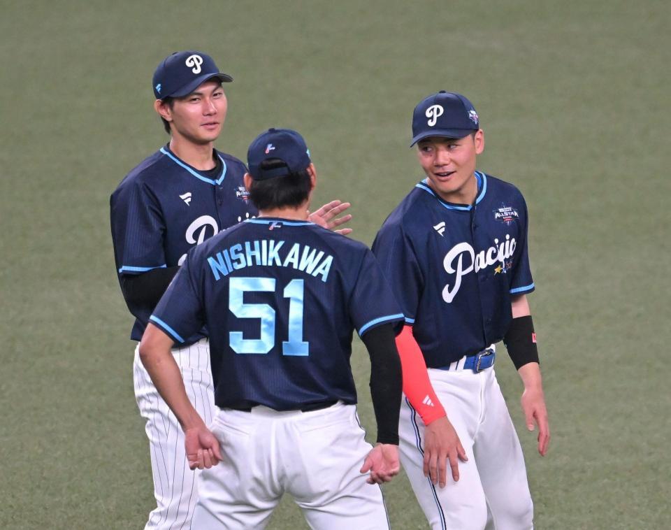 　談笑する（左から）藤原、清宮幸ら（撮影・飯室逸平）