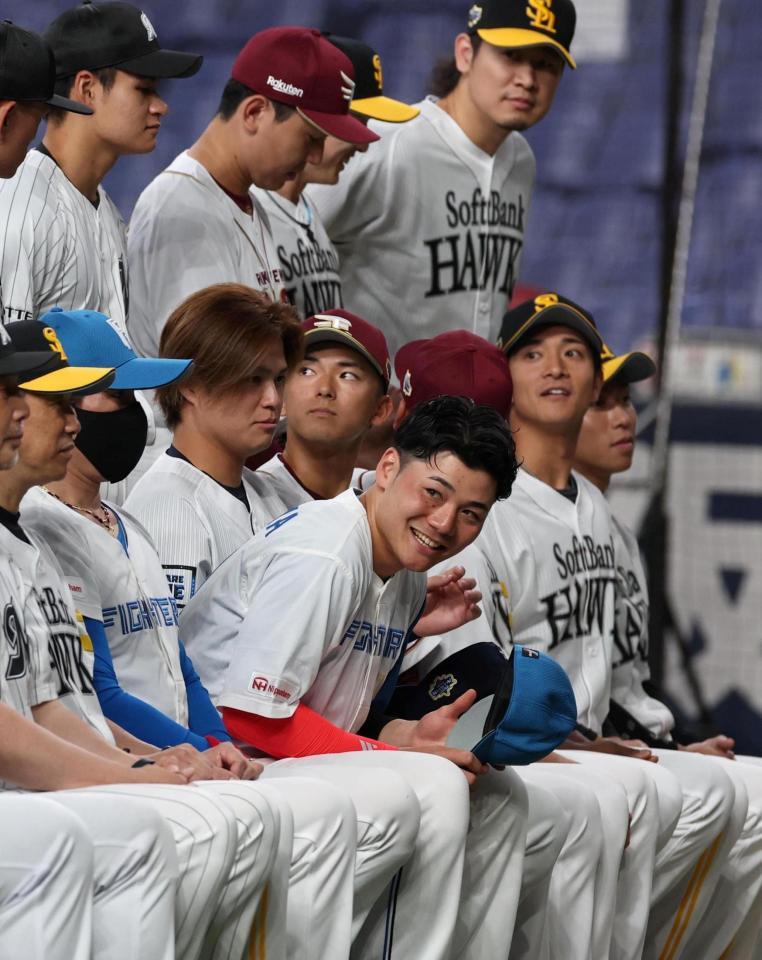 　集合写真前、笑顔を見せる清宮幸（中央下）＝撮影・北村雅宏