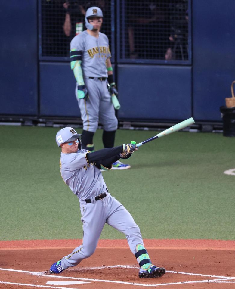 　１回、左中間へ二塁打を放つ森下（撮影・立川洋一郎）