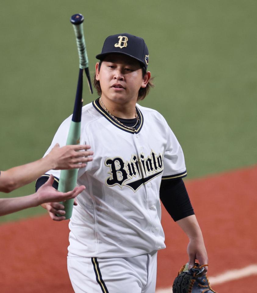 　１回、佐藤輝のバットを折った宮城（撮影・田中太一）