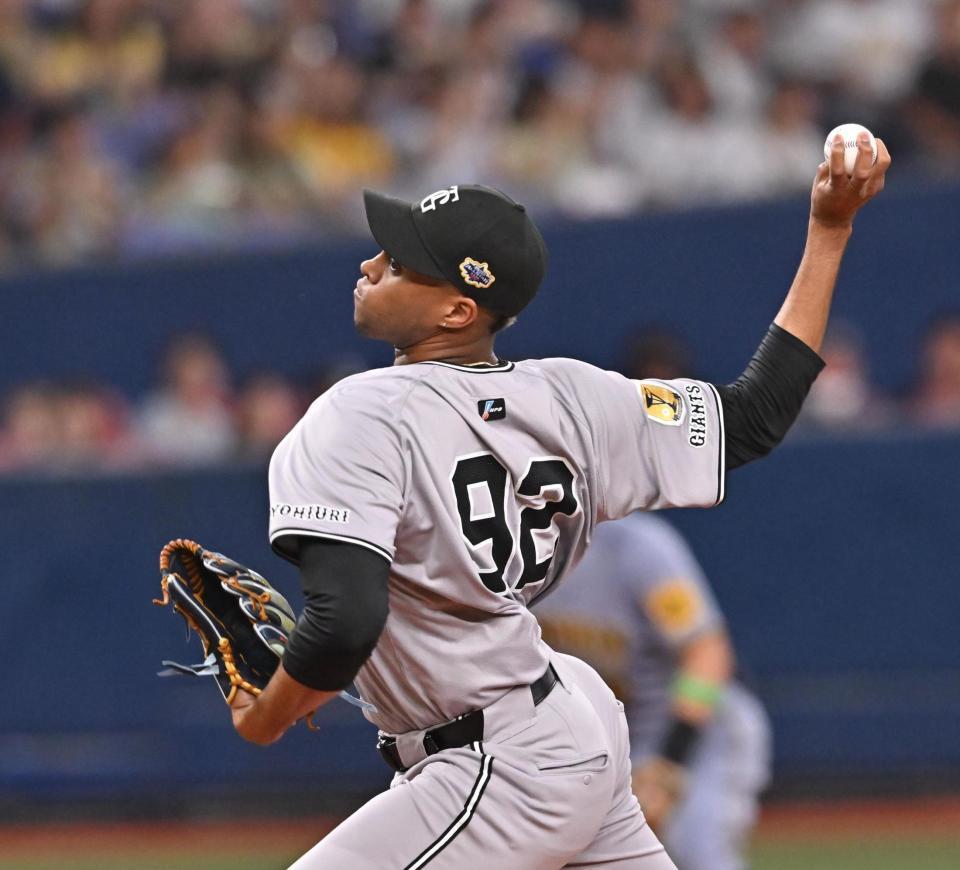 　力投する先発のマルティネス（撮影・西田忠信）