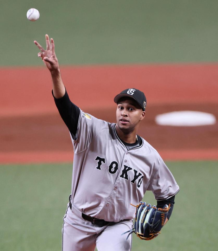 　１回、スローボールを投げるマルティネス（撮影・田中太一）