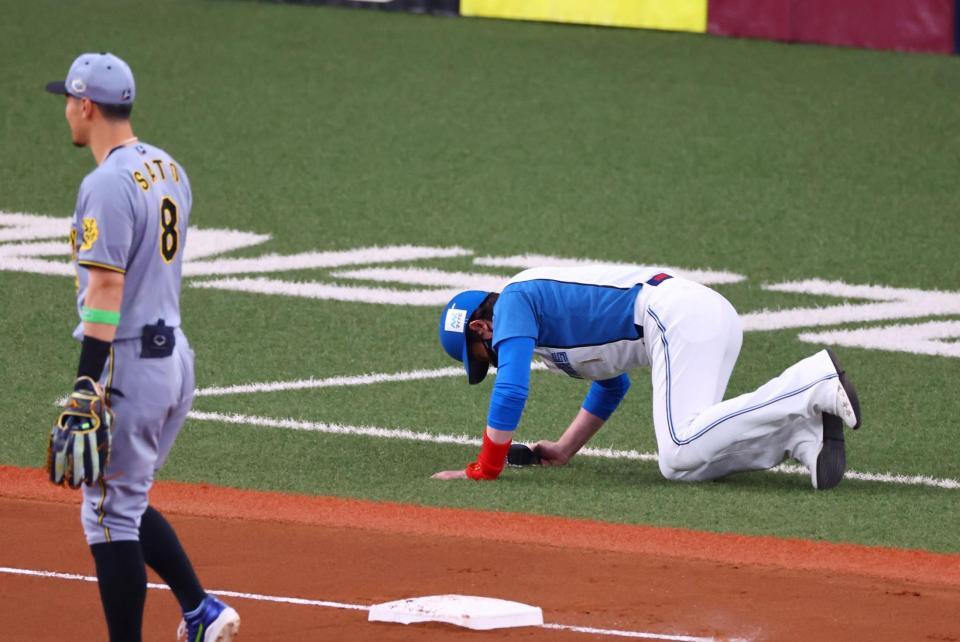 　４回、三塁コーチャーの新庄監督はスクイズが失敗しガックリ（撮影・山口登）