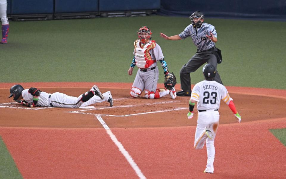 　４回、スクイズ失敗する若月（撮影・飯室逸平）