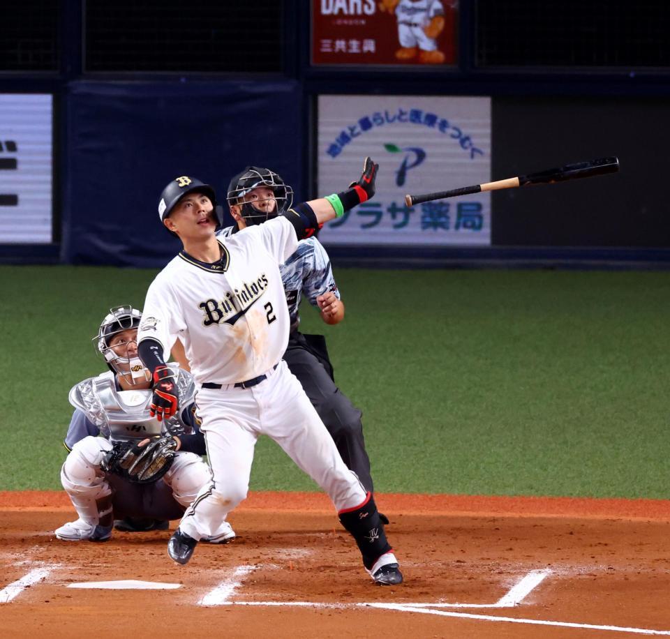 　７回、左越えにソロを放つ若月（撮影・山口登）