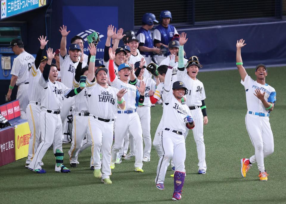 　３回、３ランを放ちナインとポーズを決める頓宮（手前）Ｉ＝撮影・立川洋一郎