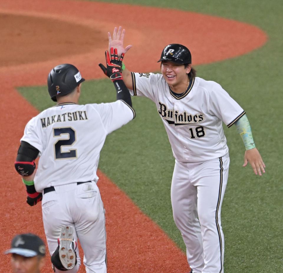 　７回、ソロを放った若月（２）をハイタッチで迎える宮城（撮影・飯室逸平）