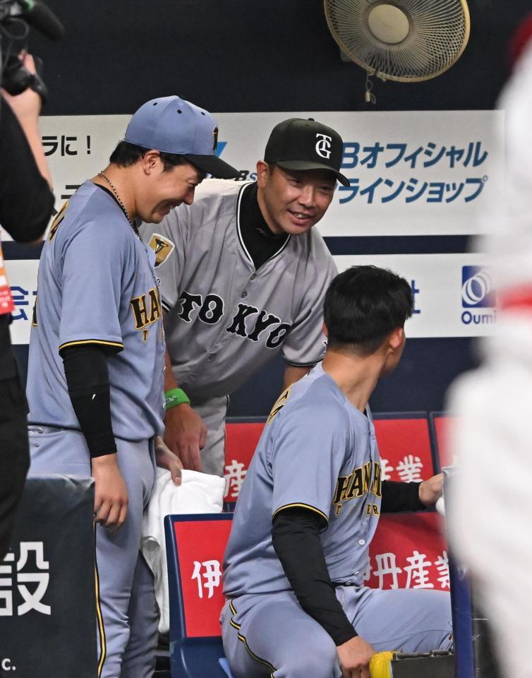 　７回を終え、阪神の選手たちに声をかける阿部監督（中央）＝撮影・西田忠信
